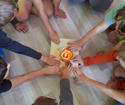 Ekspresja społeczna: Jak budować zgraną grupę?